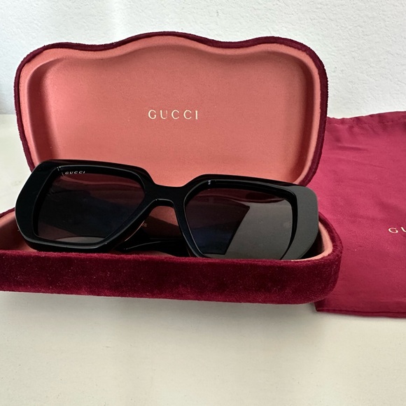 GucciSunglasses. Style GG0956S /MODEL CODEGC001595 1160L1 54-19 - Picture 2 of 3